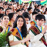 Members of UP Los Baños Class of 2018 applaud as the program for the 46th Commencement Exercises of UPLB begins. Photos by Jun Madrid, UP MPRO.