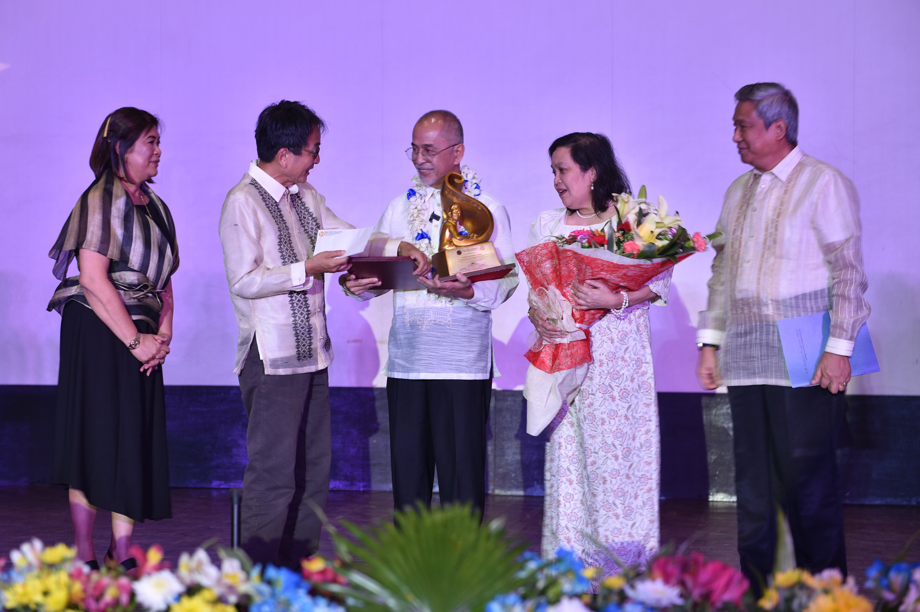Mr. Bonifacio P. Ilagan (3rd from left) receives the Gawad Plaridel