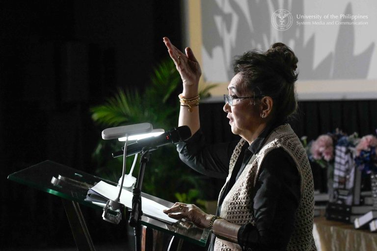 Ma. Fe Ilagan, de Leon’s daughter, extends her appreciation to Tiongson and the rest of the attendees during the book launch of “Manong” at Shangri-La Plaza Mall. Photo by Kevin Roque, UPS-MCO.