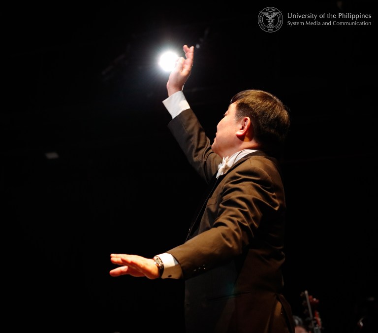 TPLO Conductor Hung-Yu Chang seemingly with a ball of light.. Photo by Misael Bacani, UPS-MCO.