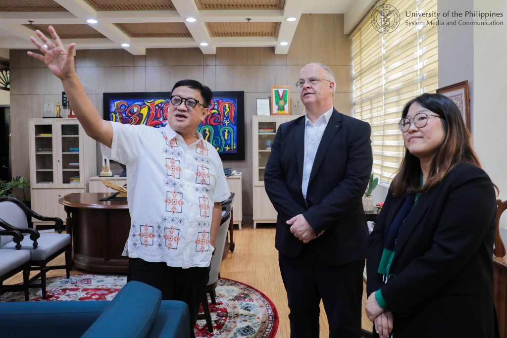 UP President Angelo Jimenez (left) welcomes the APRU officials to his office. Photo by Jonathan Madrid, UPS-MCO.