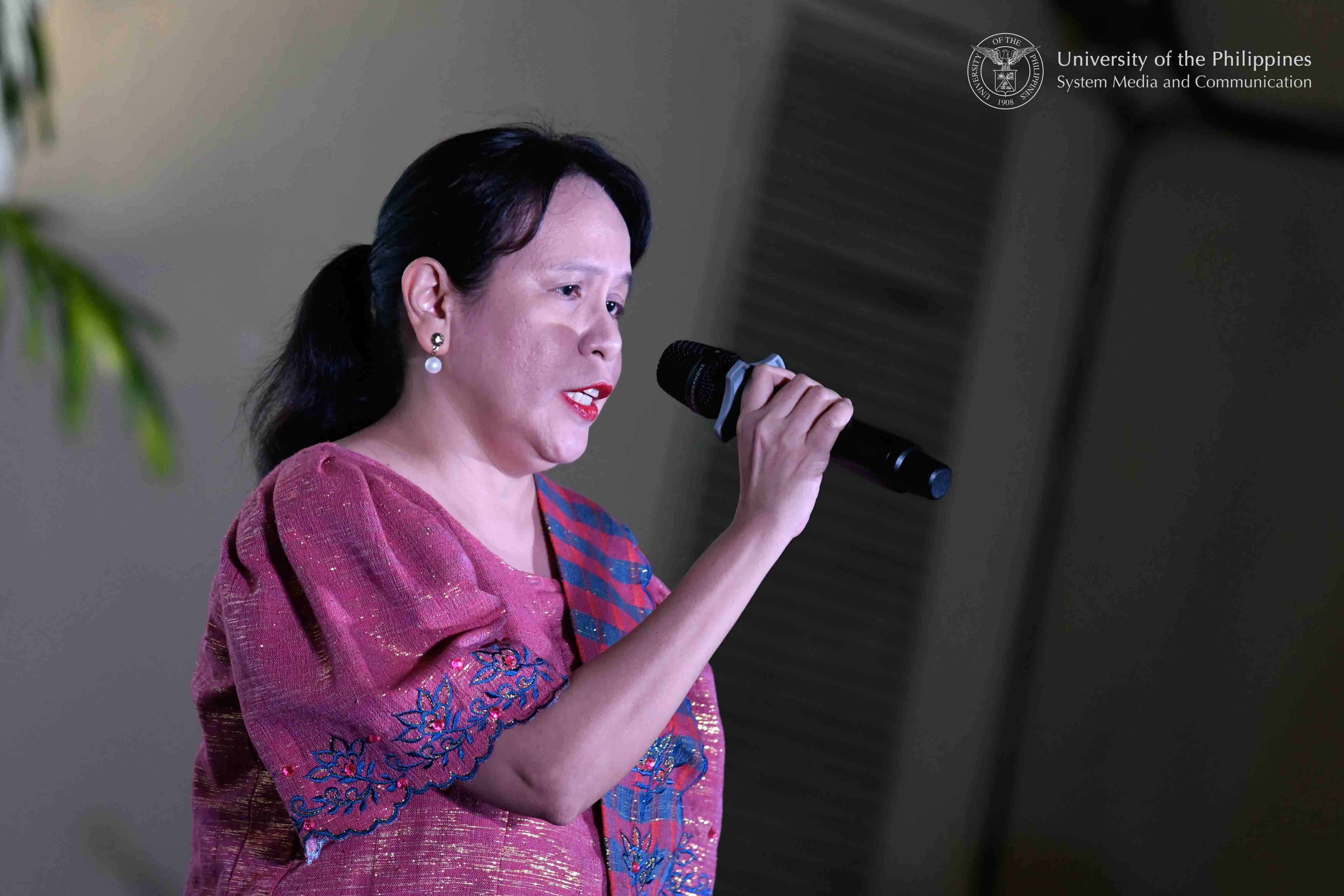 Rivah-Anne Singson, an alumna of the Philippine Madrigal Singers, sings an Ibanag folk song. Photo by Kevin Roque, UPS-MCO.