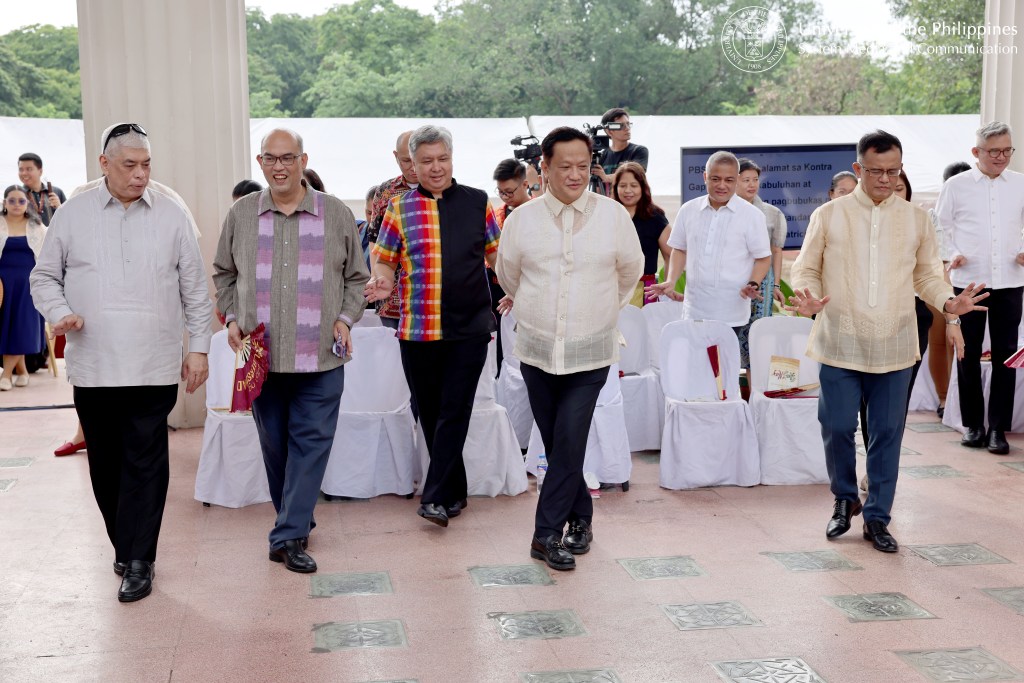 Officials of the UP System and UP Diliman learn the steps of an indigenous dance, led by Kontra-GaPi.
Photo by Bong Arboleda, UPS-MCO.