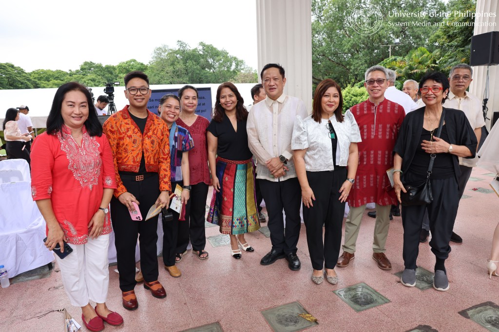 Organizing and production teams of Buwan ng Unibersidad, including TVUP and offices under Vice President for Public Affairs Marian Coquia-Regidor (third from right) pose with President Angelo Jimenez (fourth from right), at the opening program of Buwan ng Unibersidad.
Photo by Bong Arboleda , UPS-MCO.