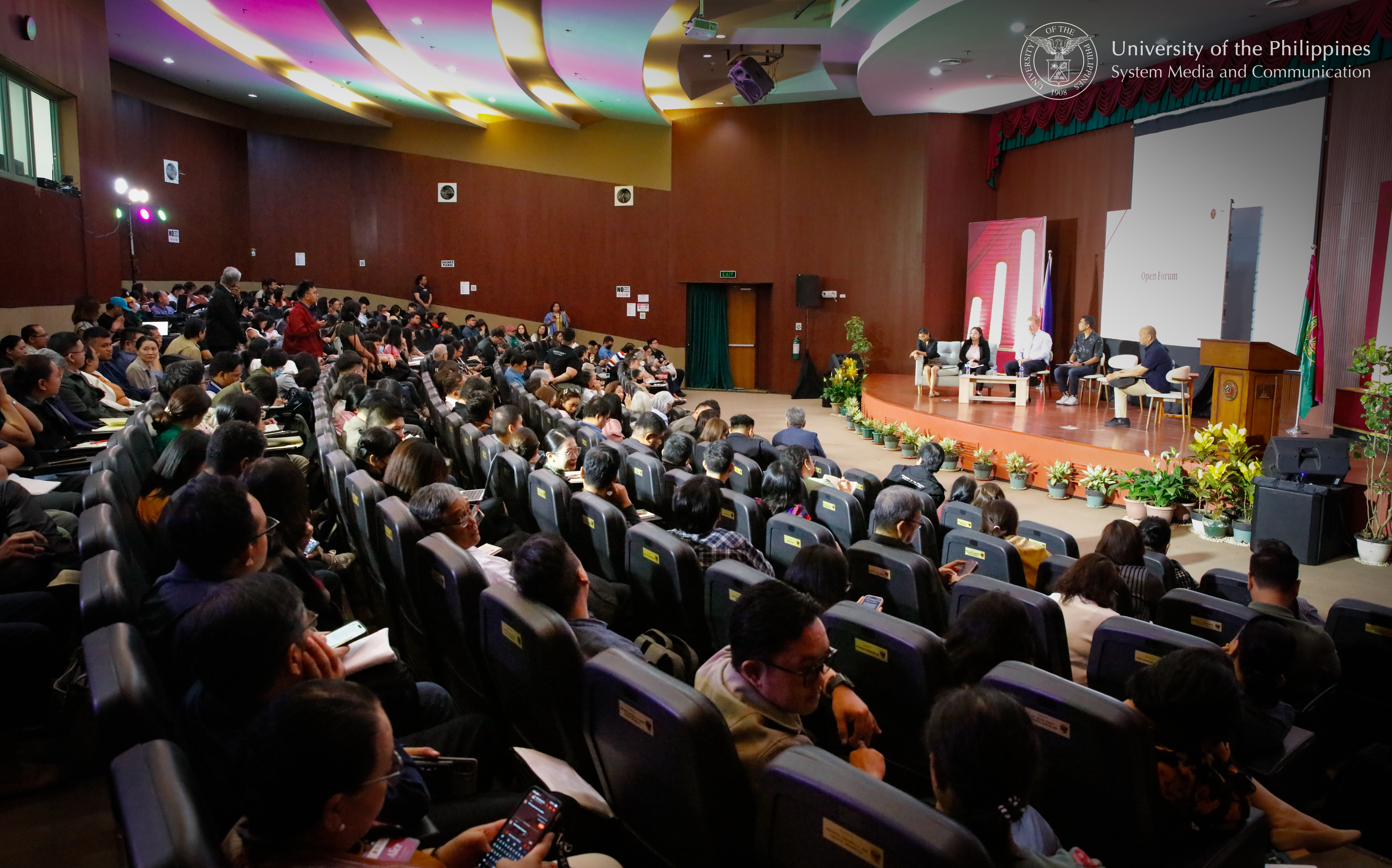 Conference delegates vigorously exchange ideas about the UP GE Program in parallel sessions held at the UP Diliman Institute of Biology.
Photos by Misael Bacani, UPS-MCO.
Photo by Misael Bacani, UPS-MCO.