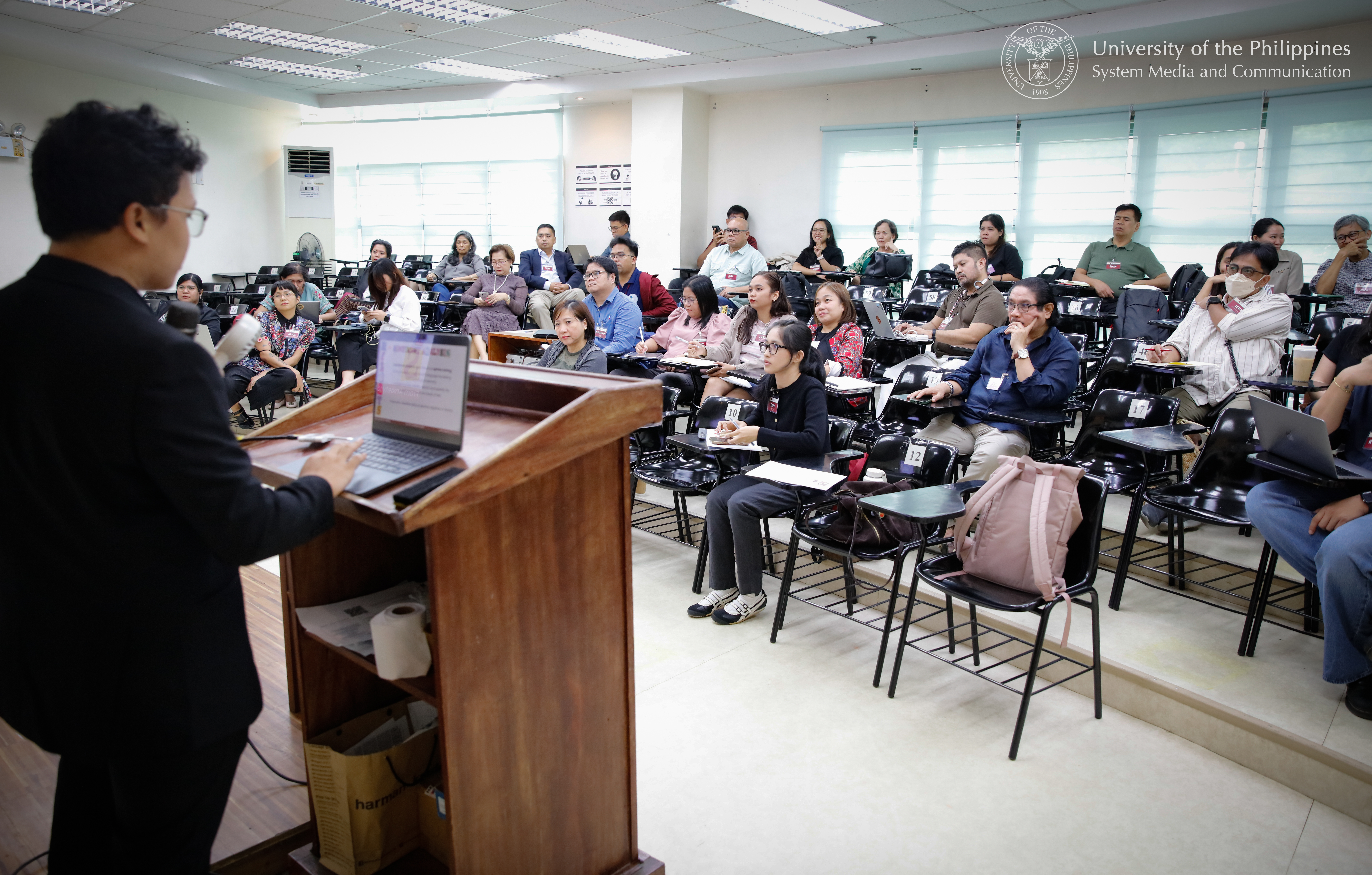 Conference delegates vigorously exchange ideas about the UP GE Program in parallel sessions held at the UP Diliman Institute of Biology.
Photos by Misael Bacani, UPS-MCO.