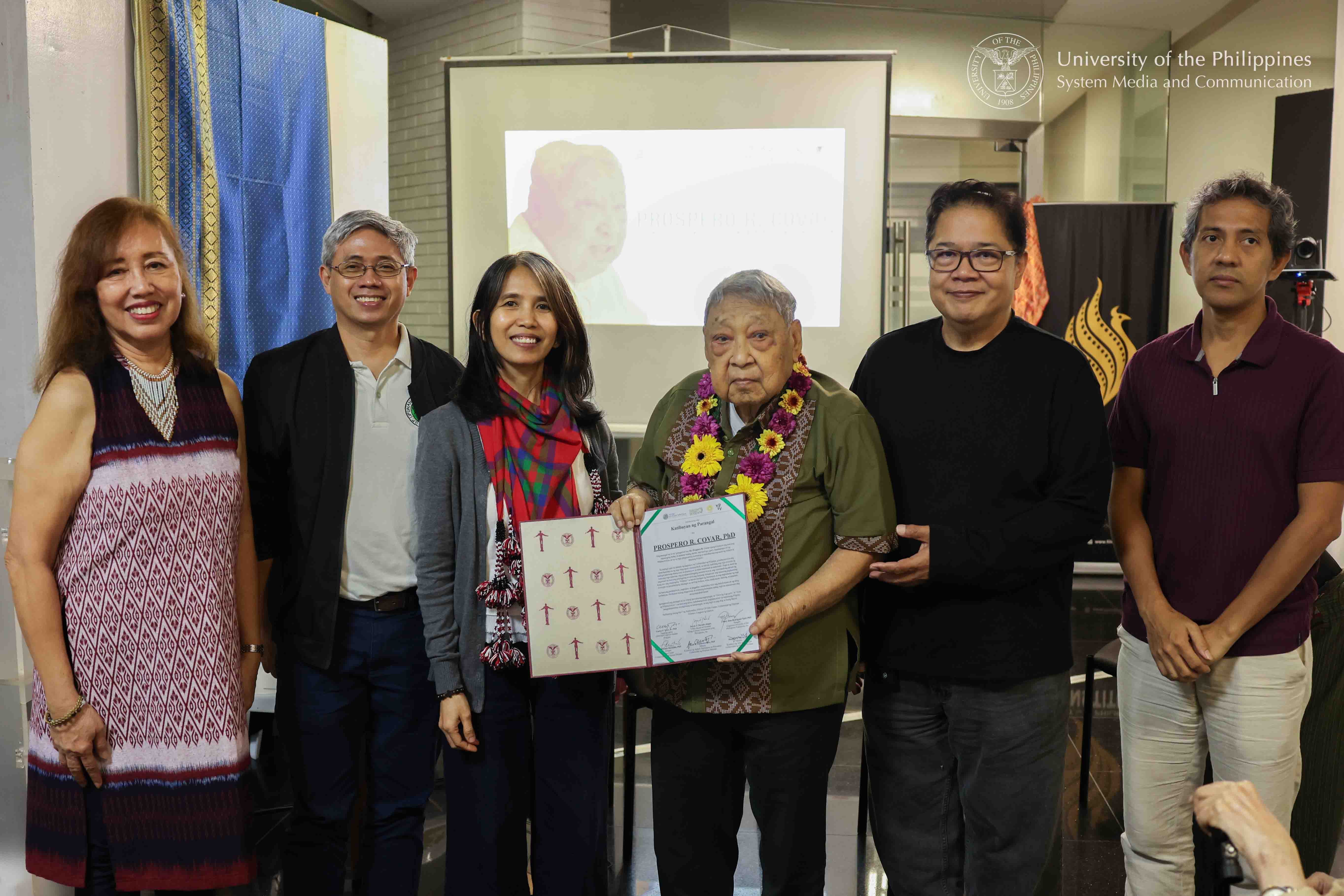 “Guro ng mga guro.” Dr. Prospero Covar (fourth from left), a scholar, anthropologist, and educator hailed as the “Ama ng Pilipinolohiya,” holds a certificate of recognition honoring his contribution to the study of Philippine culture and society.
With him are, from left, Associate Professor Joycie Dorado Alegre, former commissioner of the National Commission for Culture and the Arts; Assistant Professor Raymund Arthur Abejo, associate dean of the UP Diliman College of Social Sciences and Philosophy; Dr. Mary Jane Rodriguez-Tatel, president of the Aliguyon-UP Folklorists, Inc.; Dr. Jose Rhommel Hernandez, former chairperson of the De La Salle University Department of History; and Dr. Carlos Tatel, Jr., former coordinator of the CSSP Folklore Studies Program.
Photo by Kevin Roque, UPS-MCO.