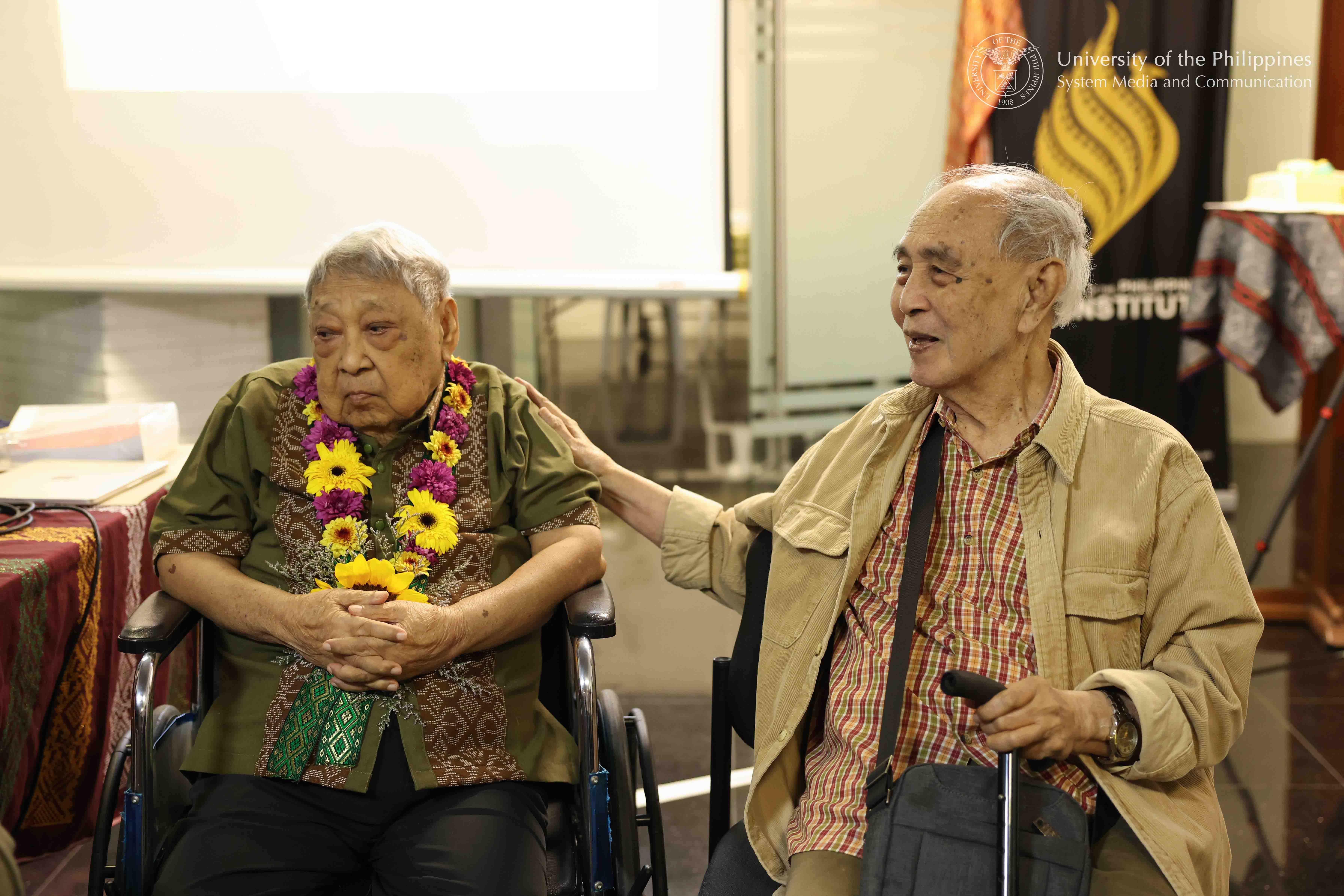 “Ako’y patungo sa pinagmulan. Si Dr. Covar, patungo sa kasalukuyan at sa hinaharap ng bansa,” says Dr. Zeus Salazar (right) on his and Dr. Prospero Covar’s (left) body of work. Salazar is a historian and anthropologist hailed as the “Ama ng Bagong Histograpiyang Pilipino.”
Photo by Kevin Roque, UPS-MCO.