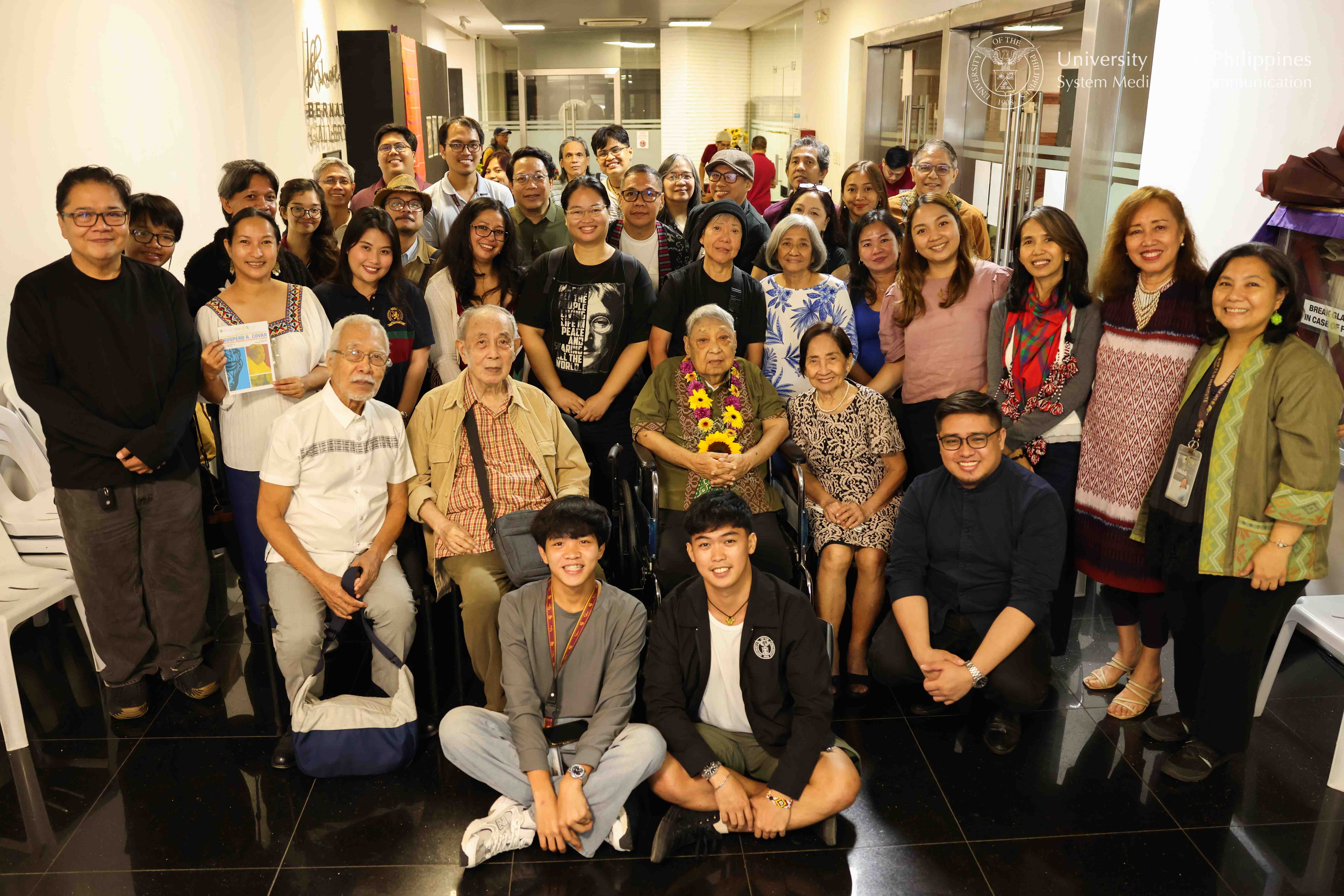 Attendees of the parangal-talakayan pose for a photo with the “Ama ng Pilipinolohiya,” Dr. Prospero Covar (seated, second row, with lei).
Photo by Kevin Roque, UPS-MCO.