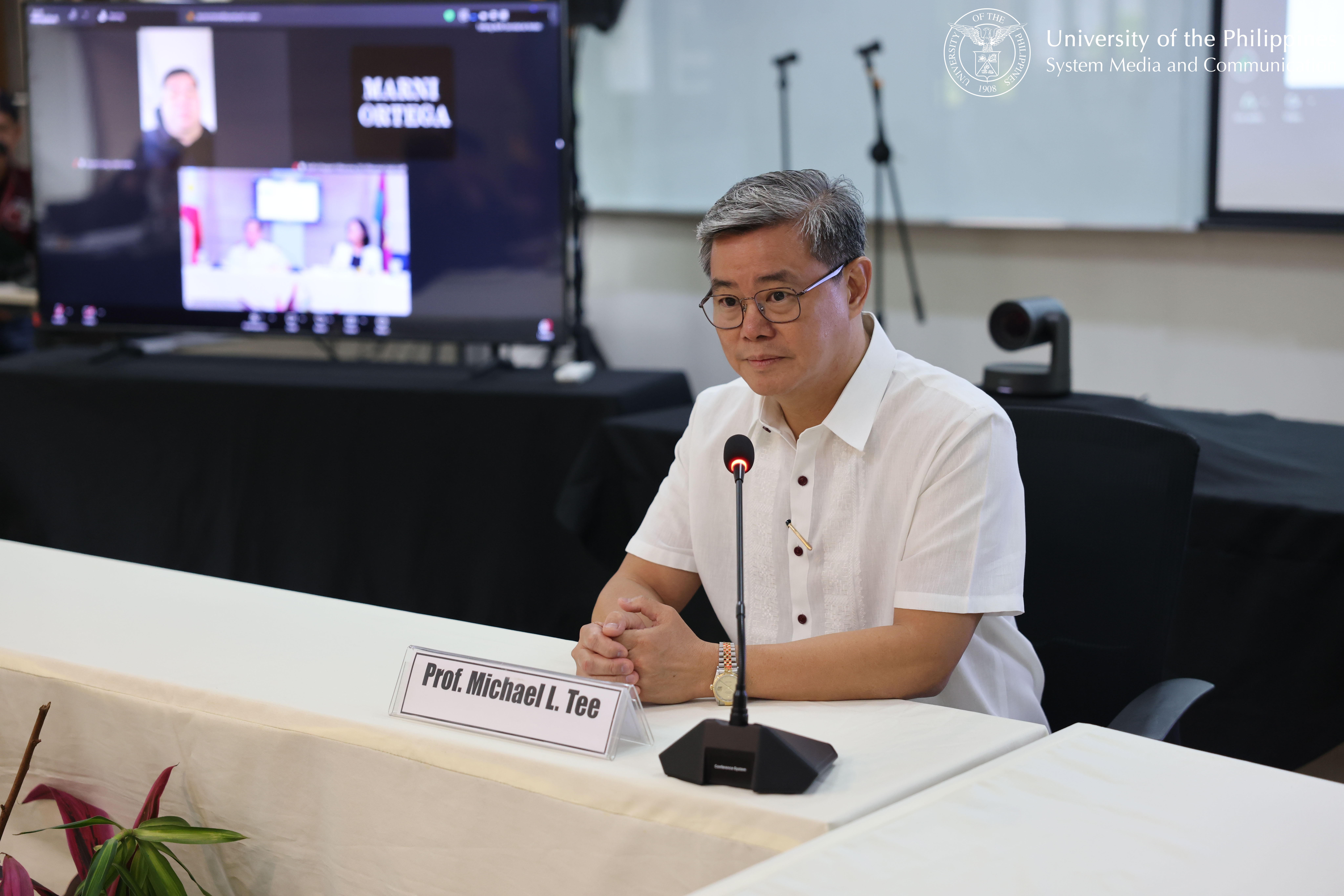 Members of the UP Board of Regents discuss pressing matters, such as increasing the number of graduate students, with UP Manila Chancellor Michael Tee.
Photo by Bong Arboleda, UPS-MCO.