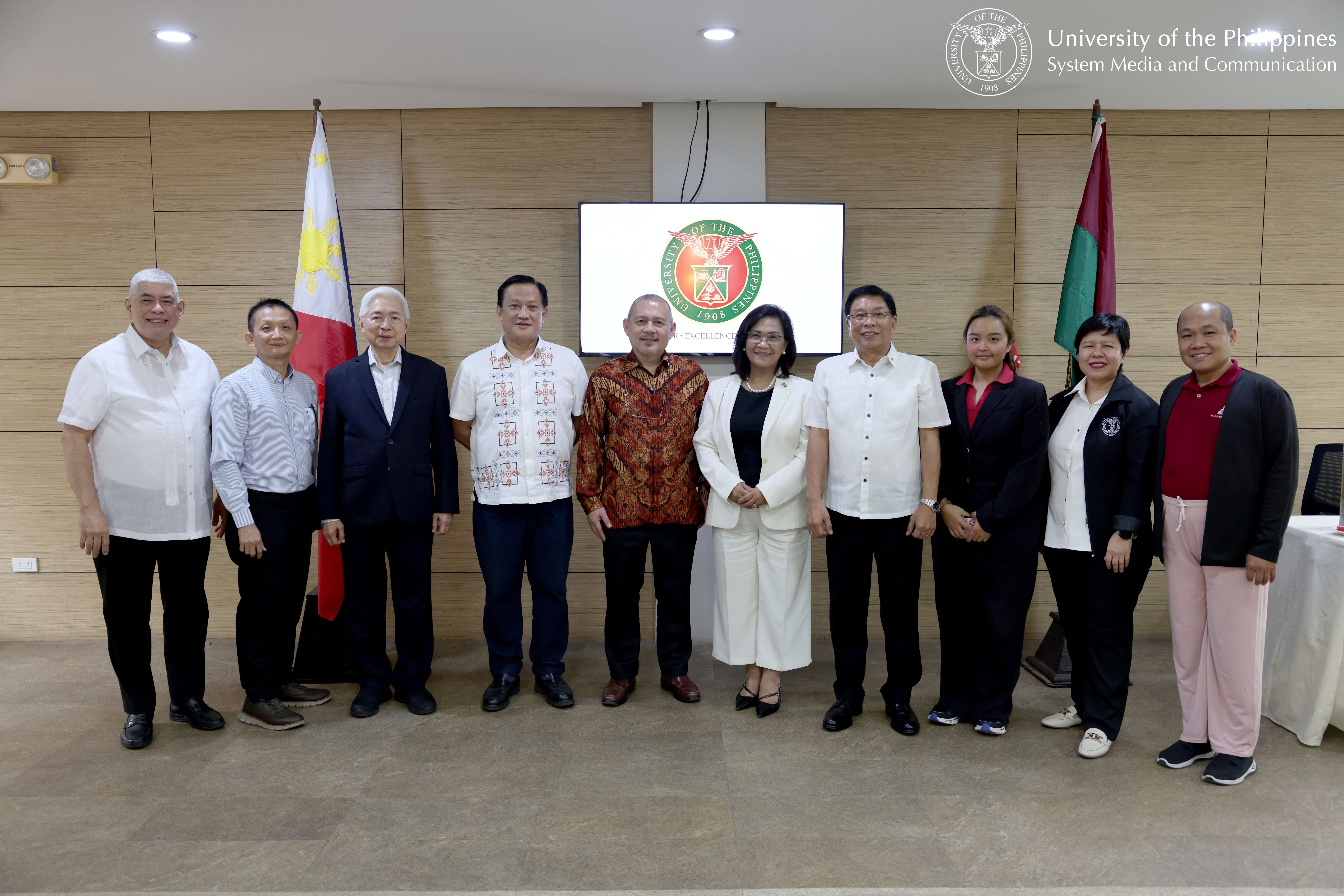 Reappointed UP Visayas Chancellor Clement Camposano (fifth from left) poses for a photo with university officials and members of the UP BOR. From left: Secretary of the University and of the BOR Roberto Lara, Vice President for Digital Transformation Peter Sy, Regent Alfredo Pascual, President Angelo Jimenez, Camposano, CHED Chairperson Shirley Agrupis, Alumni Regent Fernando Sanchez Jr., Student Regent Mariton Manalili, Faculty Regent Early Sol Gadong, and Staff Regent Rey Espanto.
Photo by Bong Arboleda, UPS-MCO.