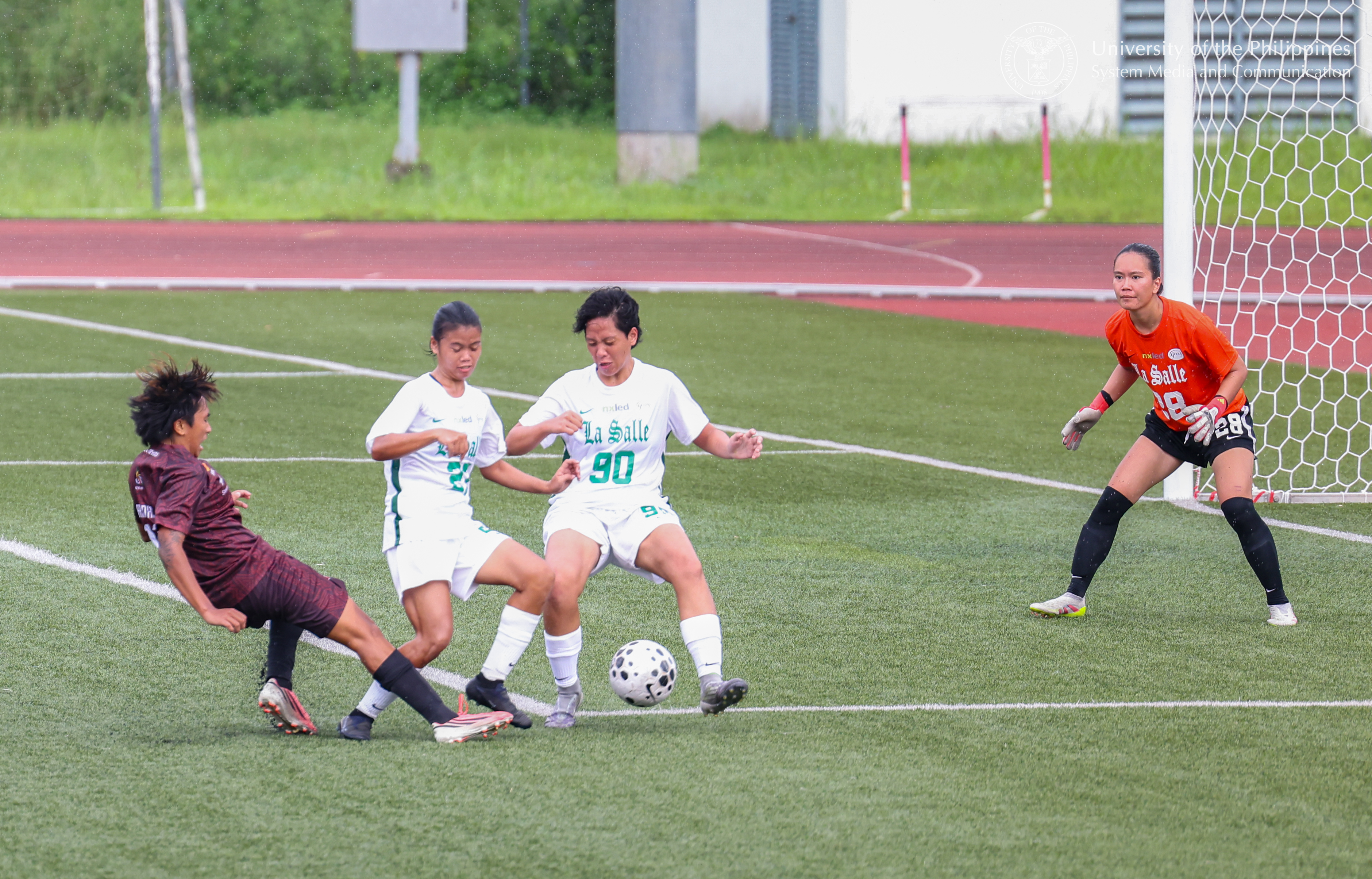 In a last-minute effort, Bem Aranas tries to push for the equalizer.
Photo by Misael Bacani, UPS-MCO.